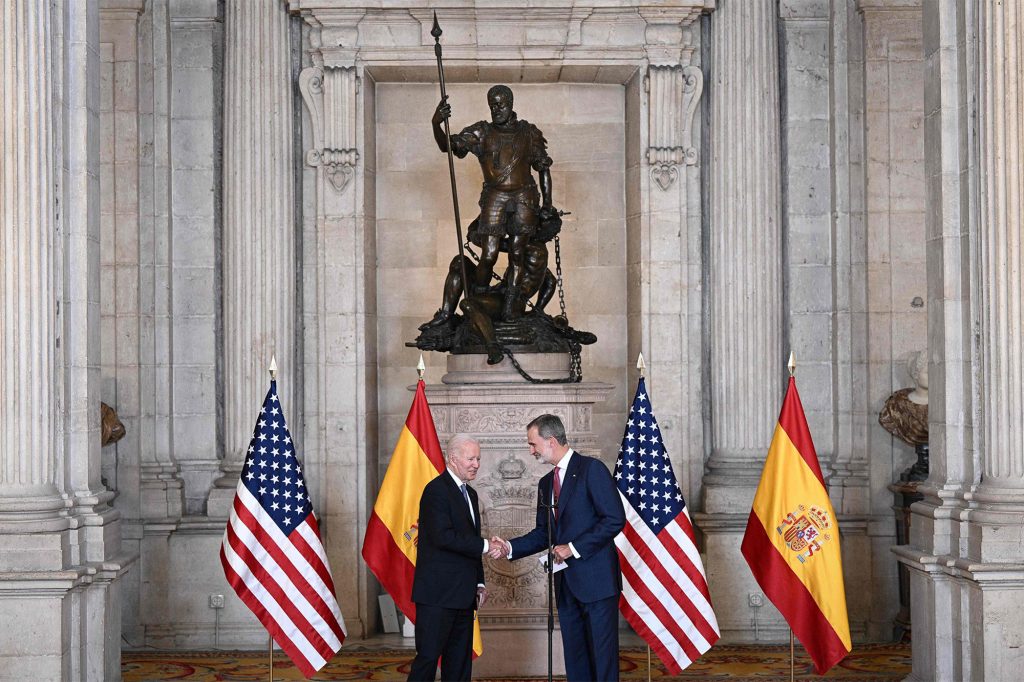 El rey Felipe VI de España recibe al presidente Joe Biden en el Palacio Real de Madrid, España.