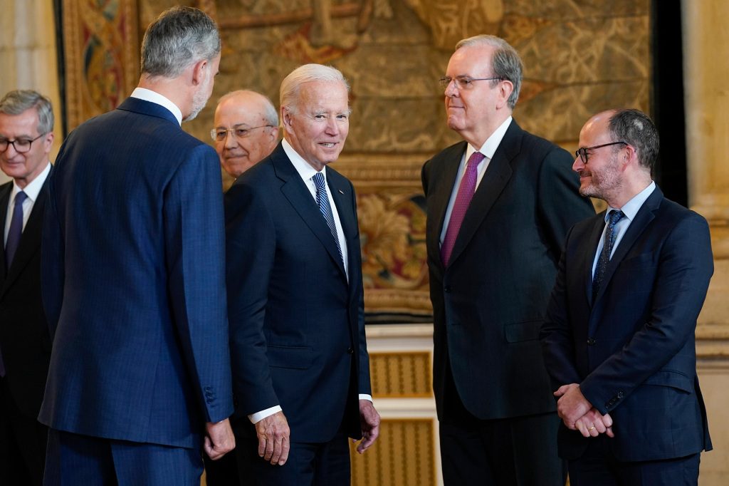El presidente Joe Biden se reúne con el rey Felipe VI de España y la delegación española en el Palacio Real de Madrid, el martes 28 de junio de 2022.
