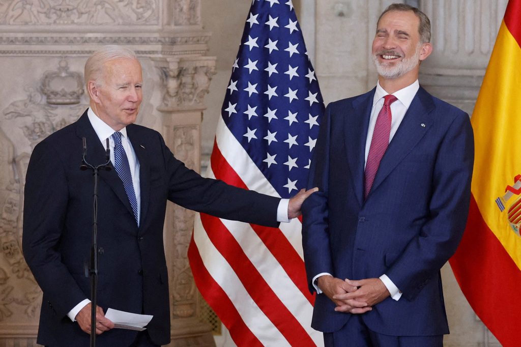 El rey Felipe VI de España se ríe de una broma obvia del presidente Joe Biden.