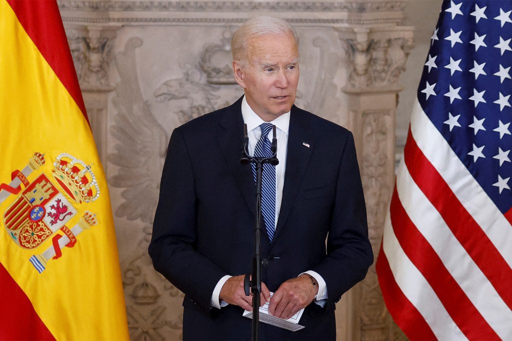 El presidente de los Estados Unidos, Joe Biden, habla mientras se reúne con el rey Felipe VI de España en el Palacio Real antes de la cumbre de la OTAN en Madrid, España, el 28 de junio de 2022.