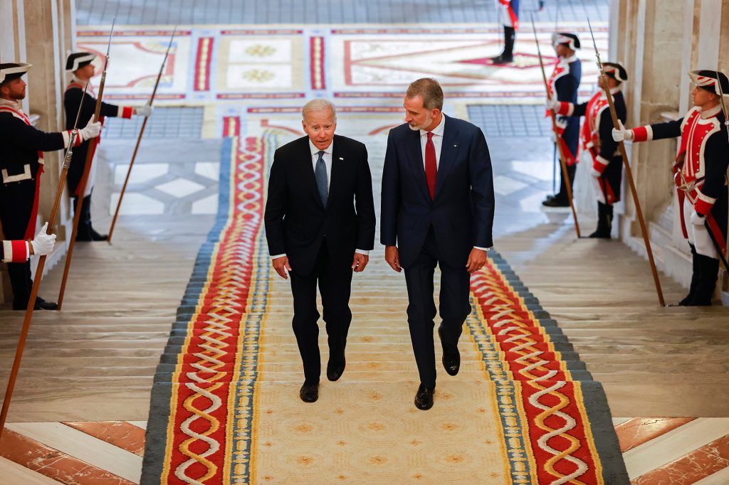 El presidente estadounidense Joe Biden, a la izquierda, y el rey español Felipe suben las escaleras del Palacio Real en Madrid, España, el martes 28 de junio de 2022. Los jefes de estado de la OTAN se reunirán en la cumbre de la OTAN en Madrid del martes al jueves.