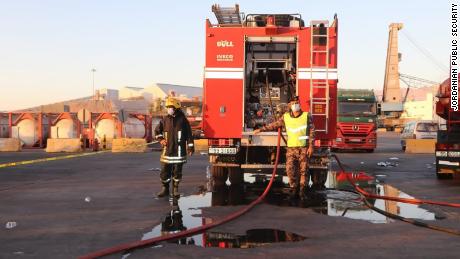 Los equipos de respuesta de emergencia responden a una fuga de gas tóxico en el puerto de Aqaba en Jordania el lunes.