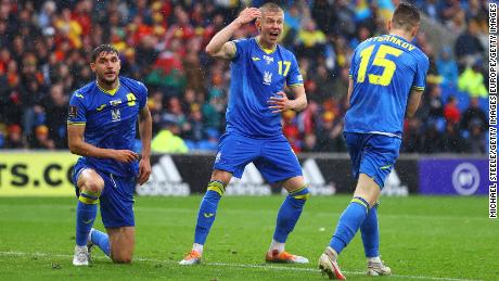 Los jugadores de Ucrania miran a Gales. 