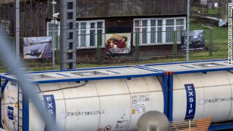 Las imágenes de la guerra de Rusia en Ucrania se muestran a lo largo de la estación de tren mientras los trenes pasan de Moscú a Kaliningrado, como parte de una protesta lituana contra la invasión.