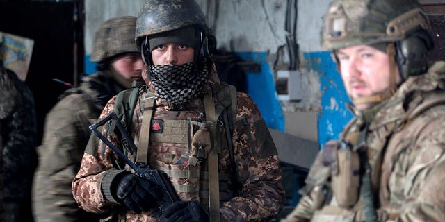 Soldados del ejército ucraniano esperan el bombardeo en un refugio en un sitio en la región de Lugansk el 5 de marzo de 2022. 