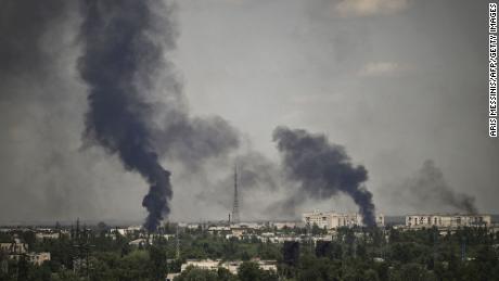 El humo se eleva sobre Severodonetsk durante los intensos combates entre las fuerzas ucranianas y rusas.