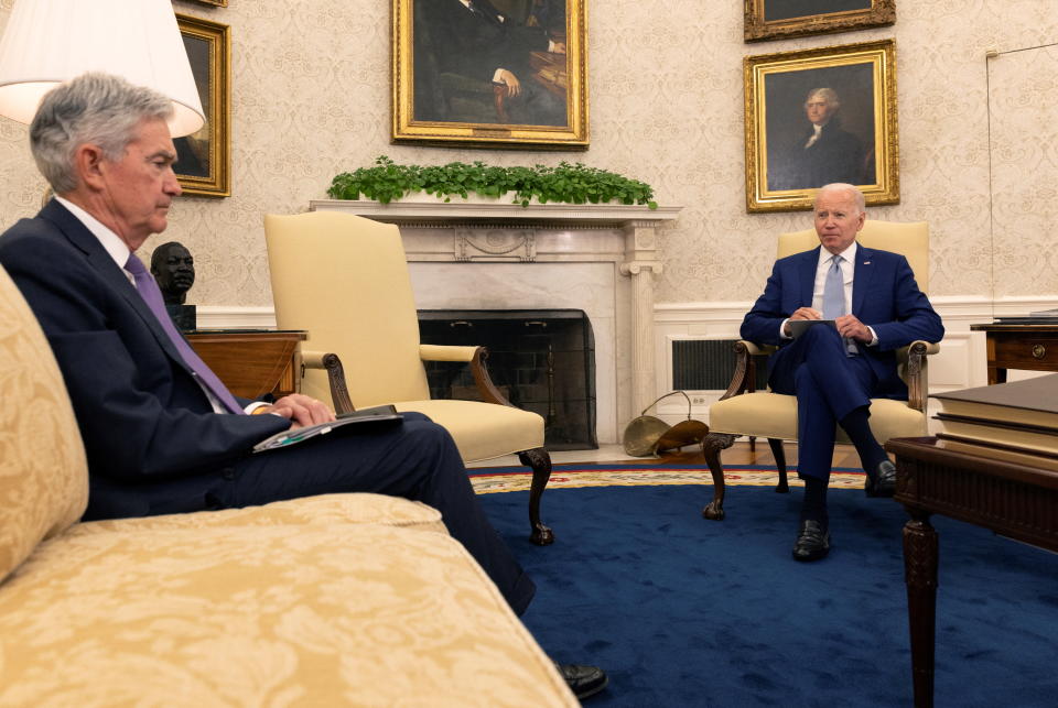 El presidente de EE. UU., Joe Biden, se reúne con el presidente de la Reserva Federal, Jerome Powell, y la secretaria del Tesoro de EE. UU., Janet Yellen, para hablar sobre la economía en la Oficina Oval de la Casa Blanca en Washington, DC, EE. UU., 31 de mayo de 2022. REUTERS/Lea Millis
