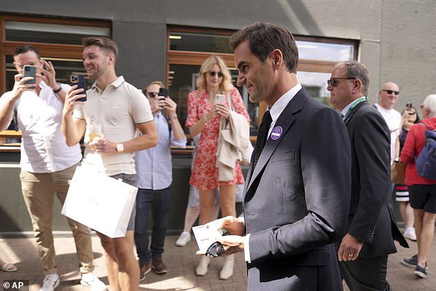 Los fanáticos cercanos no podían creer su suerte al intentar tomarse fotos con Federer.