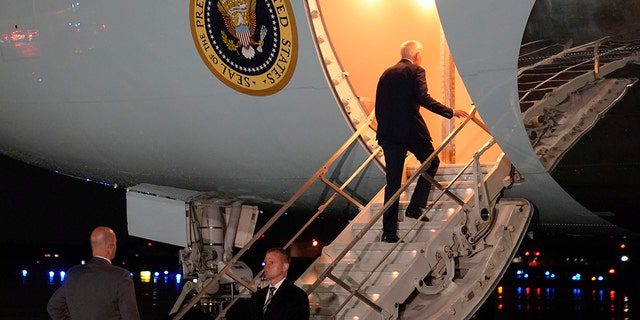 El presidente Joe Biden aborda el Air Force One en un viaje a Israel y Arabia Saudita, el martes 12 de julio de 2022, en la base de la Fuerza Aérea Andrews, Maryland. 