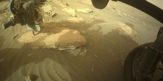 La nave espacial Mars Perseverance de la NASA capturó esta imagen del área frontal usando su cámara frontal derecha para evitar peligros a bordo.  .