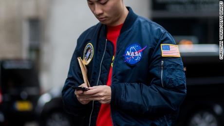 Un invitado usa una chaqueta bomber de la NASA durante las colecciones masculinas de la Semana de la Moda de Londres en Matthew Miller el 7 de enero de 2017 en Londres, Inglaterra.