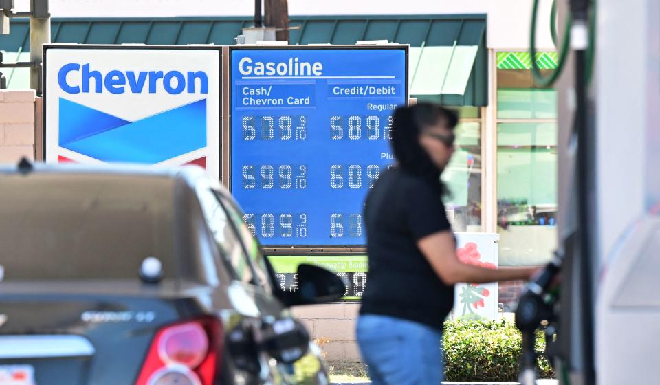 Los precios de la gasolina se muestran en una gasolinera en Monterey Park, California, el 19 de julio de 2022. Los precios de la gasolina en EE. UU. han caído desde máximos históricos a principios del verano, una disminución destacada por la Casa Blanca, políticamente asediada, como una señal de inflación moderada.  El presidente Joe Biden recurrió a Twitter para señalar que los precios en las gasolineras han estado cayendo durante más de un mes, lo que le ha ahorrado al conductor promedio alrededor de $25 al mes.  Los precios de la gasolina están ahora en un promedio nacional de $4,495 por galón, un 10 por ciento menos que el mes pasado pero un 42 por ciento más que el nivel del año pasado, según la Asociación Estadounidense del Automóvil.  (Foto de Frederic J. Brown/AFP) (Foto de FREDERIC J. BROWN/AFP vía Getty Images)