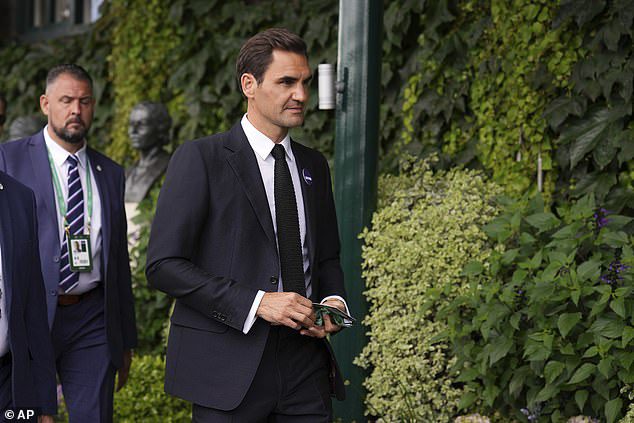 El ícono del tenis Roger Federer fue fotografiado camino a Wimbledon el domingo.