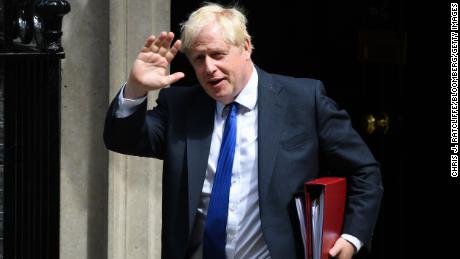 Boris Johnson se aferra a su cargo de primer ministro después de que decenas de legisladores británicos renunciaran y lo instaran a renunciar