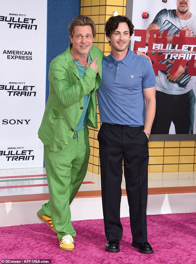 Brad y Logan: El actor también se dejó ver en la alfombra roja con su coprotagonista Logan Lerman