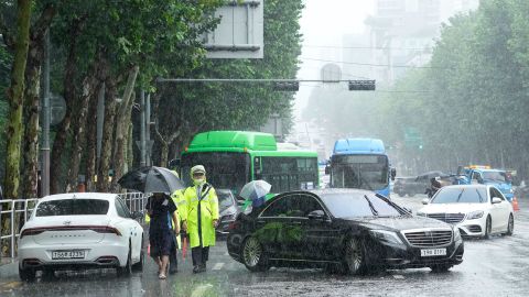 Autos bajo fuertes lluvias bloquean una carretera en Seúl, Corea del Sur, el 9 de agosto.