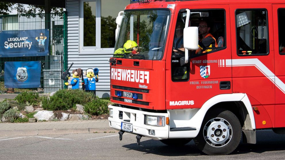 Foto: Un camión de bomberos atraviesa la entrada de Legoland, 11 de agosto de 2022 en Baviera, Alemania. 