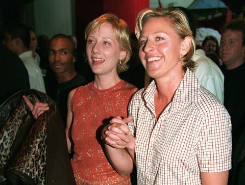 Heche, a la izquierda, sostiene la mano de la comediante Ellen DeGeneres en el estreno mundial de la película. 