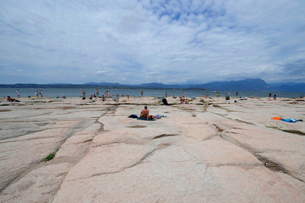 Los turistas se sorprendieron por el cambio notable en la apariencia de la costa del lago de Garda. 