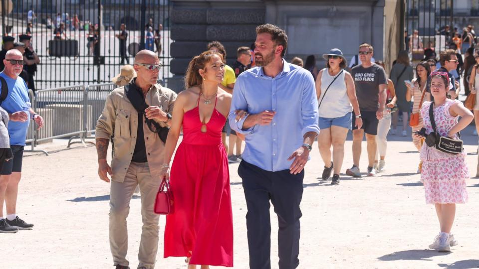 PARÍS, FRANCIA - 24 DE JULIO: Jennifer López y Ben Affleck pasean cerca del Museo del Louvre el 24 de julio de 2022 en París, Francia.  (Foto de Pierre Sue / GC Fotos)