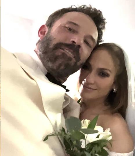 Jennifer López subió a su newsletter las fotos de su boda.  crédito: en JLo