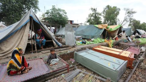 Los residentes se refugian en un campamento improvisado en el distrito de Rajanpur de la provincia de Punjab en Pakistán el 24 de agosto.