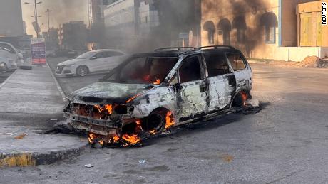 Un automóvil se quema en la calle durante los enfrentamientos en Trípoli, Libia, el 27 de agosto de 2022. 