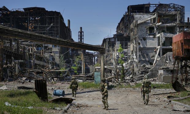 Soldados rusos patrullan el área de Metallurgical Compyin Azovstal, en Mariupol, en la región de Donetsk controlada por Rusia.