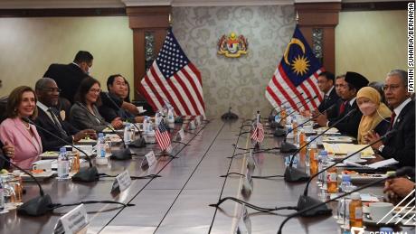 La presidenta de la Cámara de Representantes de Estados Unidos, Nancy Pelosi, en Kuala Lumpur, Malasia, durante una reunión con políticos de Malasia el 3 de agosto.