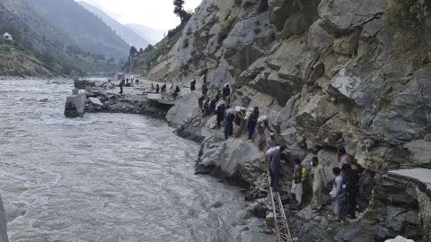 Los residentes escalan rocas para evitar inundaciones en Wadi Kalam, al norte de Pakistán, el 4 de septiembre de 2022.