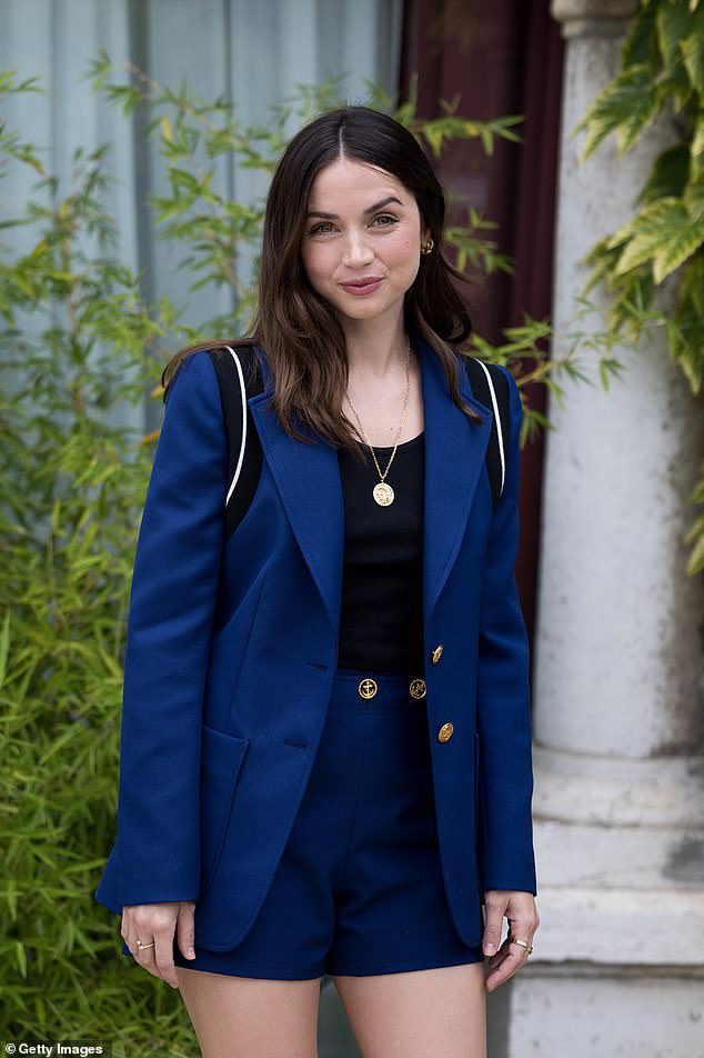 El look elegante: La deslumbrante actriz deslumbró con un par de pantalones azul marino y una chaqueta a juego, mientras posaba para las fotos en la promoción de su película de Netflix.