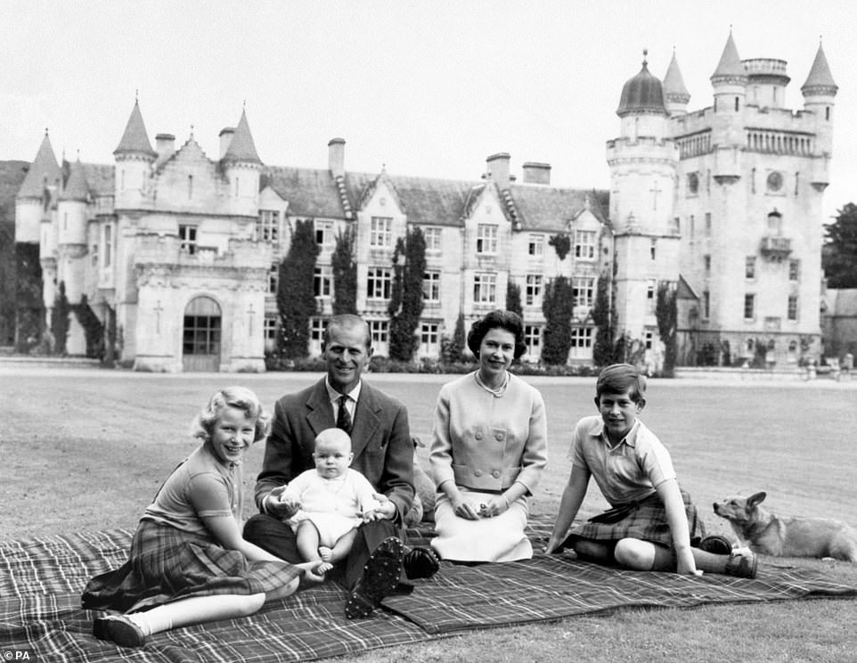 La familia visita regularmente el castillo escocés desde hace más de medio siglo.