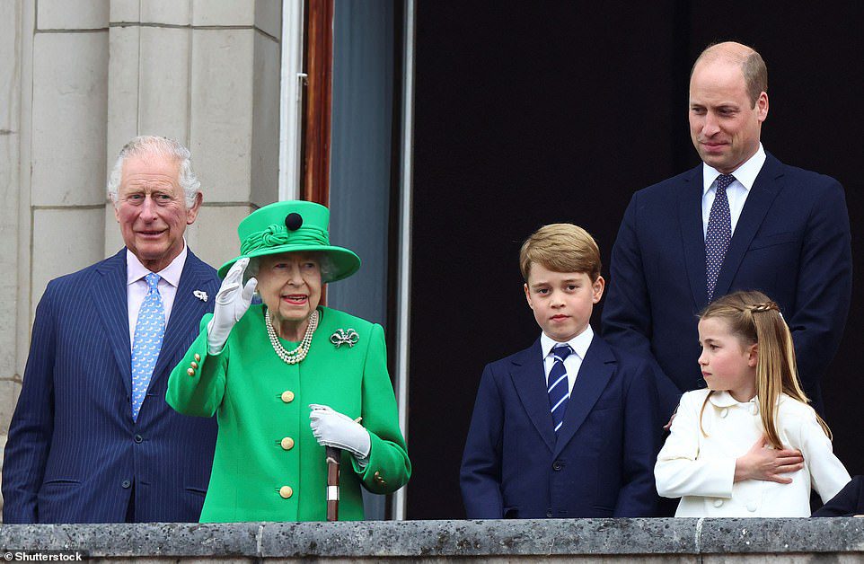 El príncipe William ahora es heredero del trono del Reino Unido después de asumir el cargo del príncipe Carlos tras la muerte de la reina Isabel II.  Arriba: La Reina en el balcón del Palacio de Buckingham con el Príncipe Carlos, el Príncipe William y sus hijos, el Príncipe George y la Princesa Charlotte durante el Concurso del Jubileo de Platino en junio.