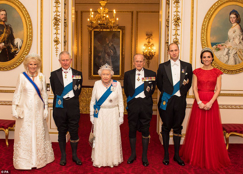 (de izquierda a derecha) La duquesa de Cornualles, el príncipe de Gales, la reina Isabel II, el duque de Edimburgo y el duque y la duquesa de Cambridge en el Palacio de Buckingham el 8 de diciembre de 2016