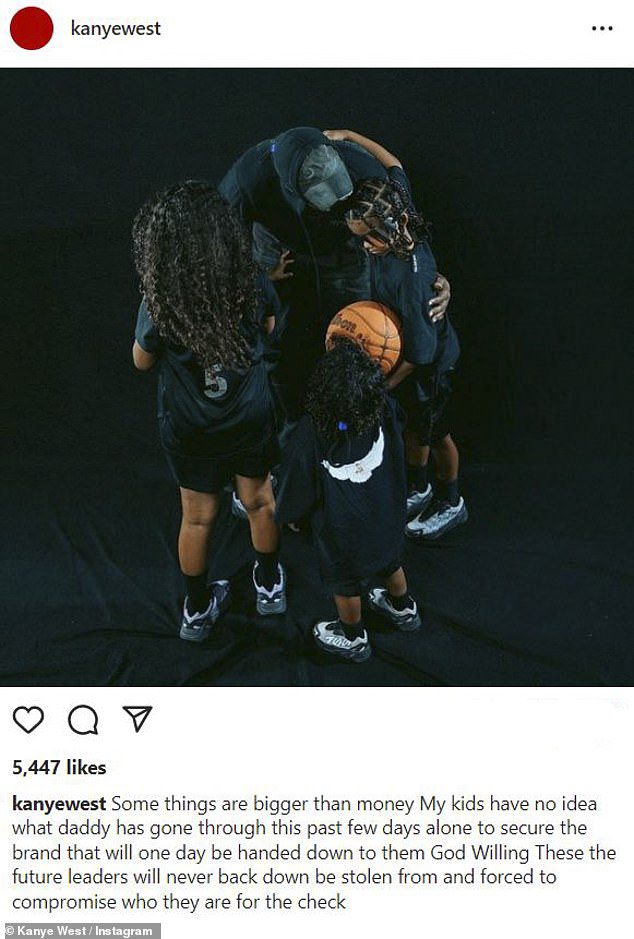 Familia: los intentos de Kanye de mitigar su vitriolo en línea se produjeron después de que mostró su devoción por sus hijos en una foto publicada en Instagram el miércoles.