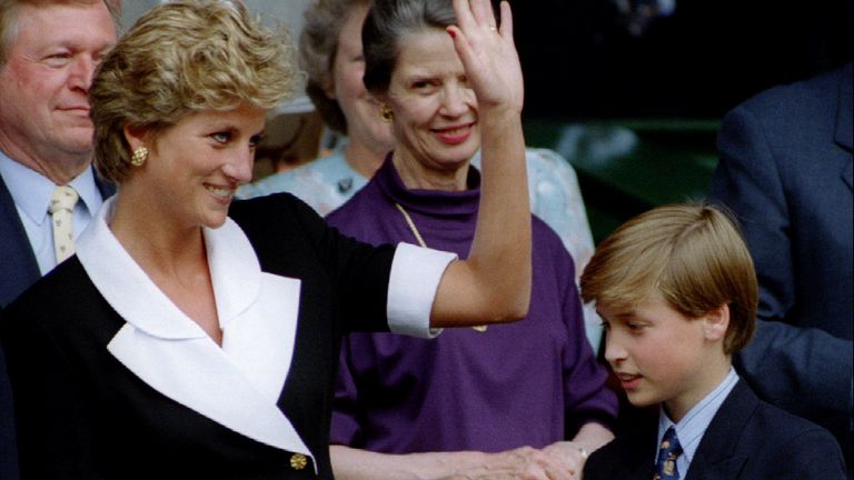 La Princesa de Gales, acompañada por su hijo, el Príncipe William, llega a la Corte Central de Wimbledon antes del inicio de la final de individuales femeninos el 2 de julio.