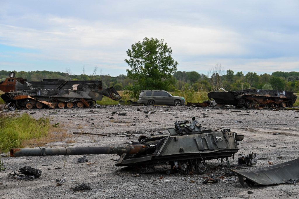 Esta foto tomada en Balaklia, región de Kharkiv, el 10 de septiembre de 2022 muestra un tanque militar destruido.