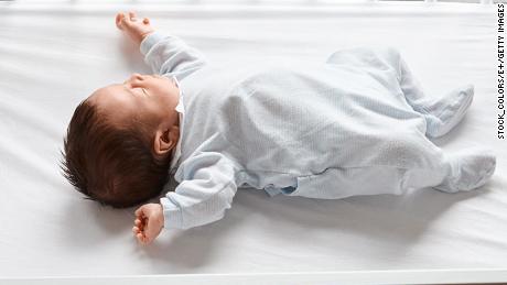 Las nuevas pautas de sueño seguro para niños enfatizan que no se deben dormir juntos, los adornos de cuna o los productos inclinados