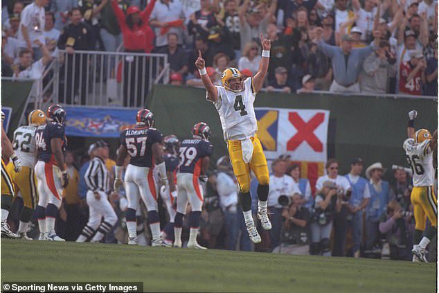 Favre es el ganador del Salón de la Fama de la NFL y el Super Bowl en 1998 (en la foto) con los Packers
