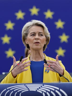 La presidenta de la Comisión Europea, Ursula von der Leyen, señala mientras habla sobre Ucrania en el Parlamento Europeo en Estrasburgo, este de Francia, el miércoles 14 de septiembre de 2022 (AP Photo/Jean-Francois Badias) ORG XMIT: MEU107