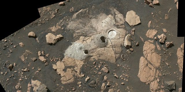 Este mosaico consta de múltiples imágenes de la sonda de Marte de la NASA y muestra un afloramiento rocoso llamado "Cresta del gato salvaje" El rover extrajo dos núcleos rocosos y raspó un parche circular para verificar la composición de la roca. 