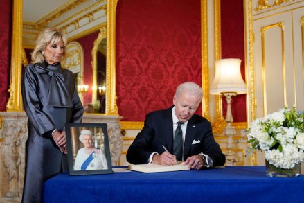 El presidente Joe Biden firma un libro de condolencias en Lancaster House en Londres, luego de la muerte de la reina Isabel II, mientras la primera dama Jill Biden observa a Royals Biden, Londres, Reino Unido - 18 de septiembre de 2022