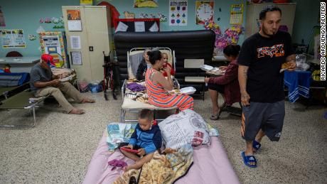 Los evacuados del huracán se refugian en una escuela pública en Guayanila, Puerto Rico.