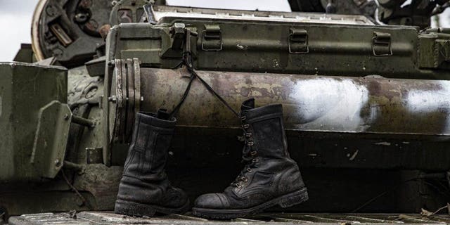 Se ven un vehículo militar ruso dañado y botas después de la retirada de las fuerzas rusas mientras continúa la guerra ruso-ucraniana en Izyum, Óblast de Kharkiv, Ucrania, el 14 de septiembre de 2022.