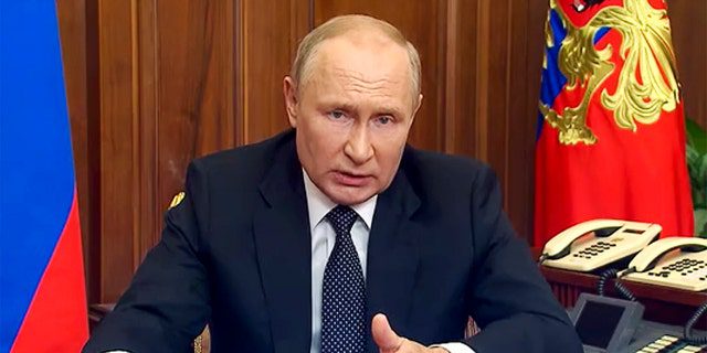 En esta imagen de un video publicado por el Servicio de Prensa Presidencial de Rusia, el presidente ruso, Vladimir Putin, se dirige a la nación en Moscú el miércoles 21 de septiembre de 2022. 
