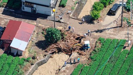 La tormenta tropical Talas arrastró madera y escombros en Shimada, prefectura de Shizuoka, Japón, el 24 de septiembre de 2022.