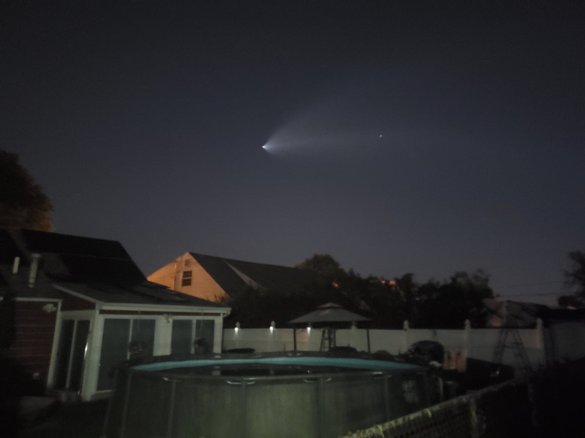 Estela de vapor de un cohete SpaceX Falcon 9 sobre Cartart.  Imagen cortesía de la espectadora Joanne Best Pollman, espectadora de News 12 New Jersey.