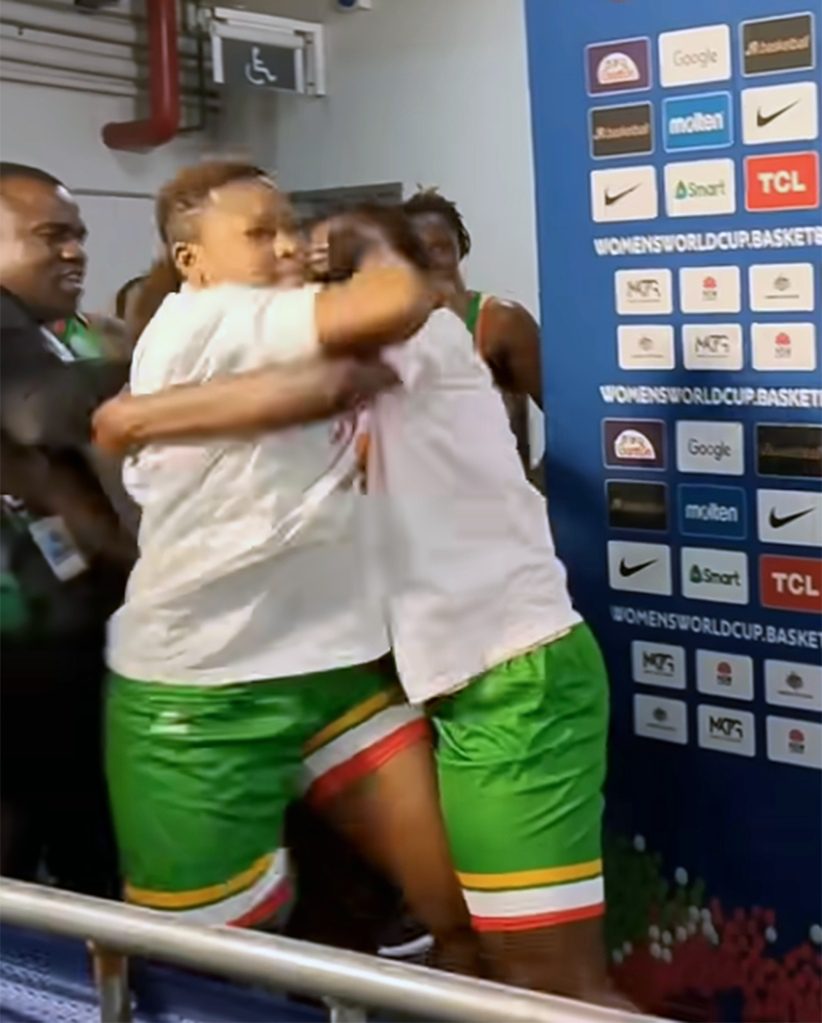 Dos jugadoras malienses atacan el área de prensa en la Copa del Mundo de Baloncesto Femenino en Sydney.