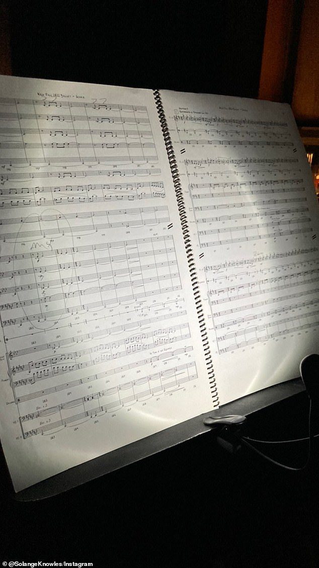 Dónde: También tomé una foto de la partitura luminosa del foso de la orquesta.