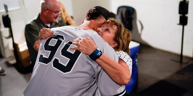Aaron Judge de los Yankees de Nueva York abraza a su madre.